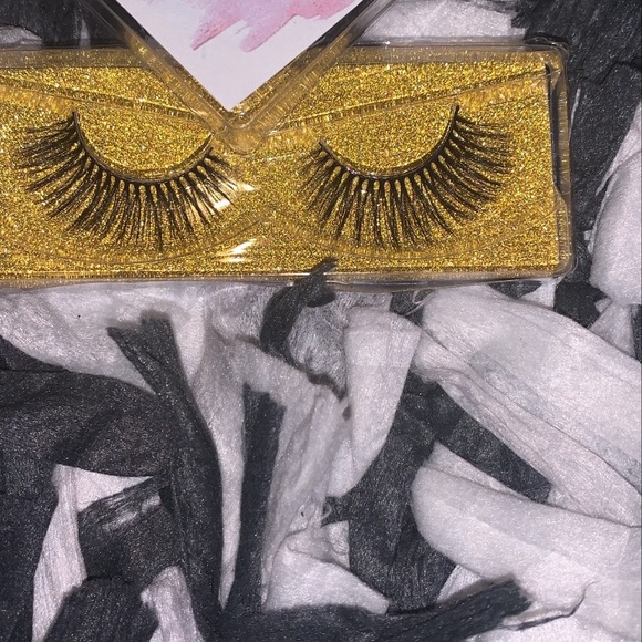 Lashes - Picture 7 of 7